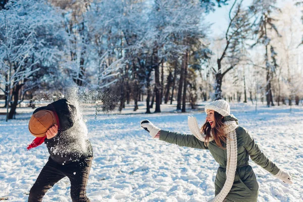 Feliz Pareja Joven Jugando Con Nieve Parque Invierno Hombre Mujer — Foto de Stock