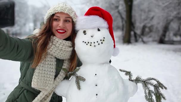 Mujer Joven Tomando Selfie Con Muñeco Nieve Sombrero Santa Teléfono — Vídeos de Stock