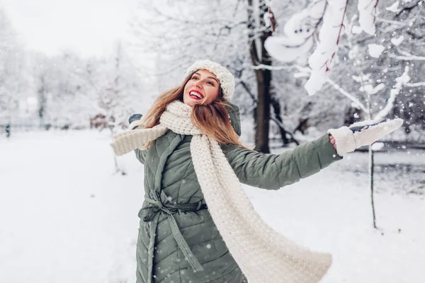 Mujer Joven Feliz Jugando Con Nieve Parque Invierno Nevado Con — Foto de Stock