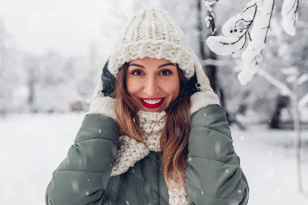 Detail Portrét Šťastné Mladé Ženy Sněhobílém Zimním Parku Sobě Teplé — Stock fotografie