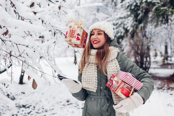 Szczęśliwa Kobieta Rzucając Pudełko Prezentów Świątecznych Śnieżnym Zimowym Parku Świeżym — Zdjęcie stockowe