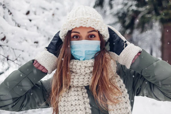 Молодая Женщина Медицинской Защитной Маске Снежном Зимнем Парке Открытом Воздухе — стоковое фото