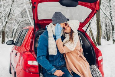 Karlı kış ormanlarında birbirine aşık bir çift arabanın bagajında sarılıyor. Yolculuk sırasında insanlar sıcak kıyafetler giyerek dışarıda dinleniyorlar..