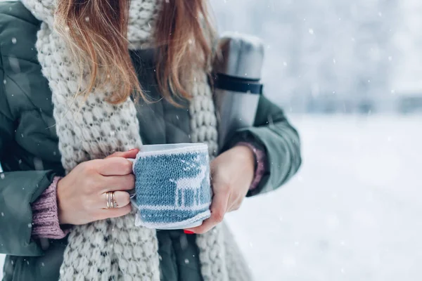 Primer Plano Taza Café Vestido Punto Caso Navidad Mano Femenina — Foto de Stock