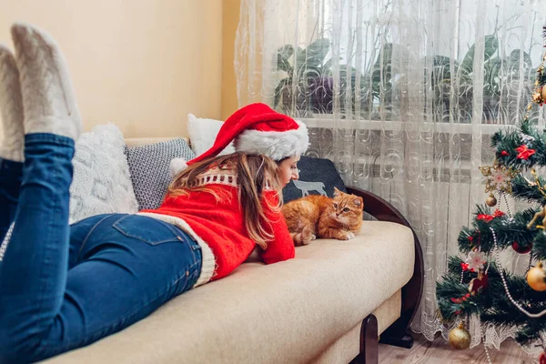 Boże Narodzenie Kotem Kobieta Bawiąca Się Przytulająca Zwierzaka Kapeluszu Mikołaja — Zdjęcie stockowe