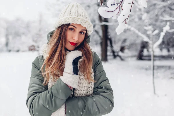 Porträtt Vacker Ung Kvinna Snöig Vinterpark Bär Varma Stickade Kläder — Stockfoto