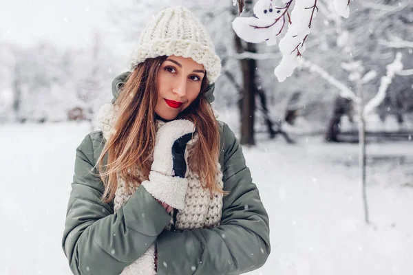 Portrait Belle Jeune Femme Dans Parc Enneigé Hiver Portant Des — Photo