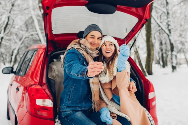 Pareja Joven Amor Quema Bengalas Maletero Del Coche Bosque Invierno — Foto de Stock