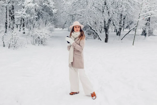 Pełne Ciało Portret Stylowej Młodej Kobiety Śnieżnym Parku Zimowym Modne — Zdjęcie stockowe
