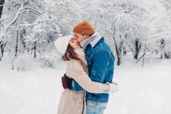 Młoda Stylowa Kochająca Para Całująca Się Zimowym Parku Mężczyzna Kobieta — Zdjęcie stockowe