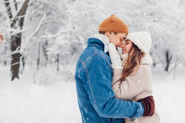 Sevgililer Günü randevusu. Genç ve şık bir çift kış parkında yürüyor. Erkek ve kadın kucaklaşıp karlı havanın tadını çıkarıyorlar.