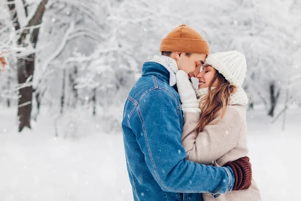 情人节的约会 年轻貌美的恋人在冬季公园散步 在户外欣赏雪景的男女拥抱 — 图库照片