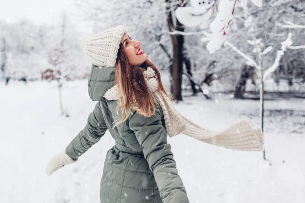 Glad Ung Kvinna Leker Med Snö Vinterparken Bär Varma Stickade — Stockfoto