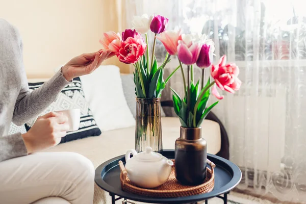 Жінка Чай Розслабляючий Насолоджуючись Свіжими Квітами Тюльпанів Вазі Кавовому Столі — стокове фото