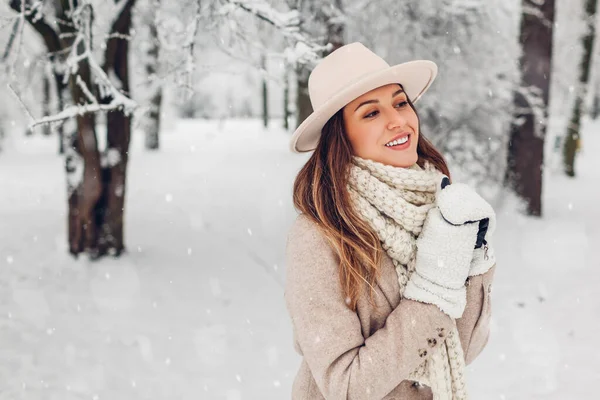 Portrait Stylish Young Woman Snowy Winter Park Wearing Fashionable White — Stockfoto