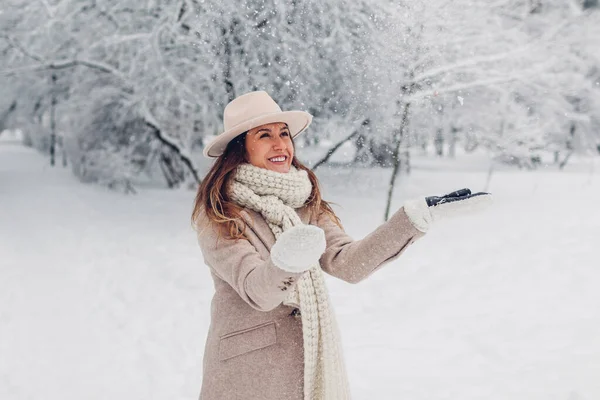 Szczęśliwy Modne Młoda Kobieta Rzucanie Śniegu Mroźny Park Zimowy Noszenie — Zdjęcie stockowe