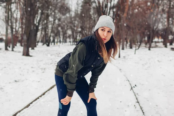 Běžec Odpočívá Tréninku Zasněženém Zimním Parku Žena Cvičí Venku Chladného — Stock fotografie