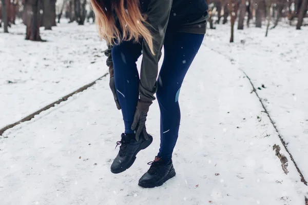 Runner Injured Leg Intense Training Snowy Winter Park Woman Feels — Foto Stock