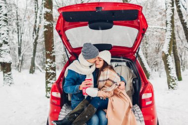 Sevgililer Günü. Birbirini seven bir çift, karlı kış ormanlarında battaniyeyle kaplı sıcak çay içiyor. Yolculuk sırasında insanlar dışarıda sarılıyor.