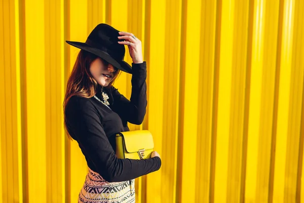 Elegante Mujer Con Traje Negro Amarillo Con Bolso Sombrero Primavera — Foto de Stock