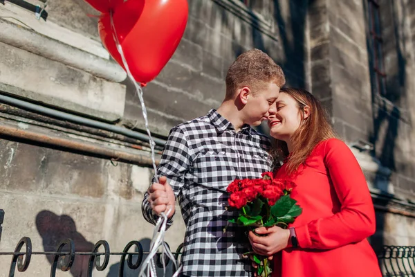 Couple Saint Valentin Amoureux Homme Femme Étreignant Avec Bouquet Fleurs — Photo