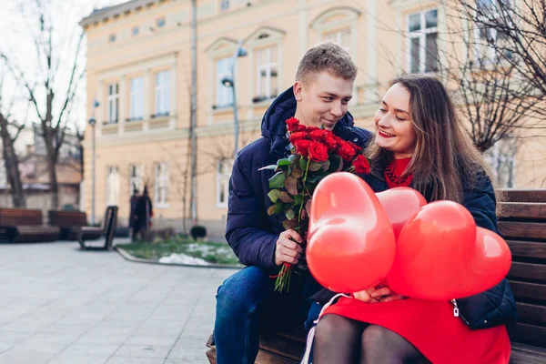 Walentynkowa Randka Mężczyzna Podarował Czerwone Róże Balony Dziewczynie Dworze Para — Zdjęcie stockowe