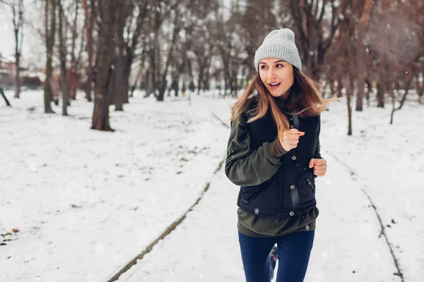 Young Woman Athlete Running Snowy Winter Park Falling Snow Active — Stockfoto