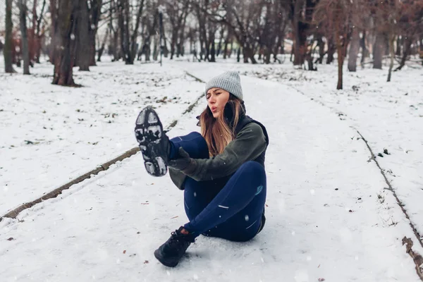 Runner Woman Fell Training Snowy Winter Park Woman Feels Pain — 图库照片