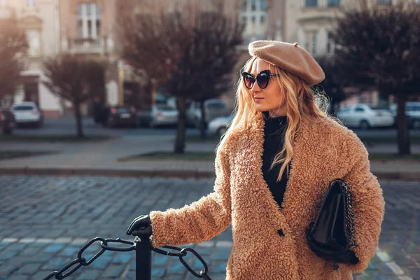 유행하는 액세서리와 코트를 선글라스를 거리에서 지갑을 — 스톡 사진