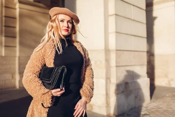 Portrait Stylish Young Blonde Woman Wearing Teddy Coat Beret Holding — Stock Photo, Image