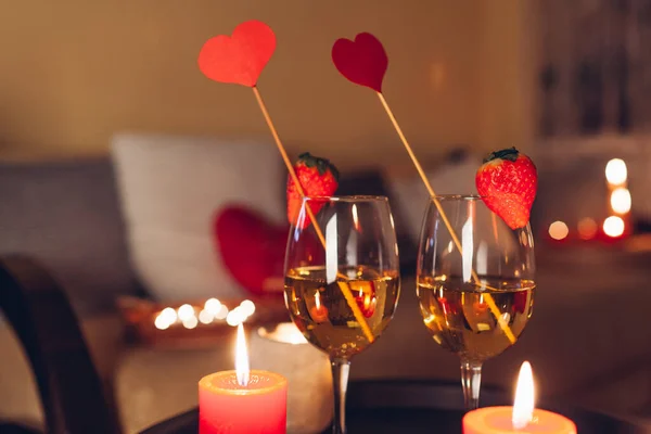 Valentijnsdag Viering Thuis Met Champagne Wijnglazen Met Aardbeien Top Rode — Stockfoto