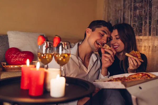 Verliebtes Valentinstag Paar Isst Pizza Und Trinkt Wein Mit Erdbeeren — Stockfoto