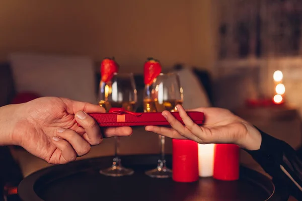 Valentijnsdag Paar Ruilen Cadeautjes Drinken Wijn Tijdens Een Romantisch Diner — Stockfoto