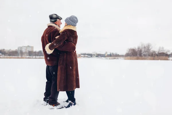 Starsza Rodzina Tańczy Świeżym Powietrzu Podczas Śnieżnej Zimy Starsi Ludzie — Zdjęcie stockowe