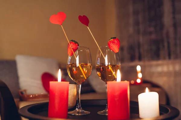 Романтична Вечеря Святкування Дня Святого Валентина Вдома Келихами Шампанського Полуницею — стокове фото