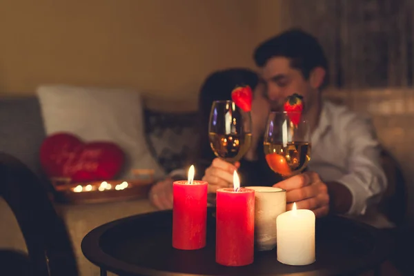 Junges Verliebtes Paar Valentinstag Beim Gläschen Wein Mit Erdbeeren Beim — Stockfoto