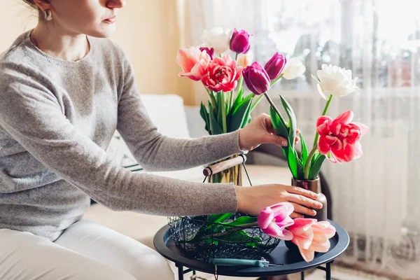 Kobieta Organizuje Bukiet Kwiatów Tulipanów Domu Gospodyni Domowa Lubi Kwiaty — Zdjęcie stockowe