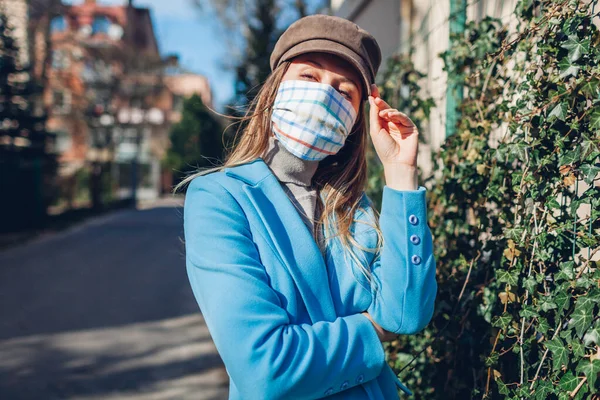 Женщина Носит Многоразовую Защитную Маску Ручной Работы Улице Время Пандемии — стоковое фото