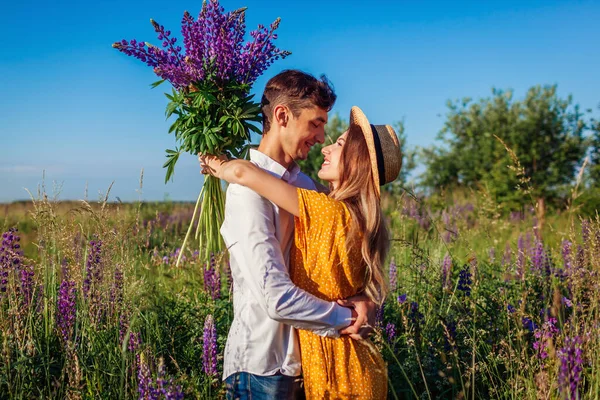 Aimant Couple Étreignant Dans Champ Lupin Avec Bouquet Fleurs Violettes — Photo