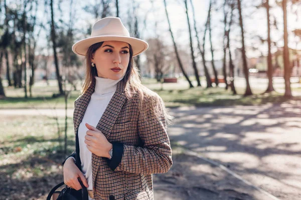 Стильная Молодая Женщина Носит Шляпу Держа Сумочку Гуляя Парке Весной — стоковое фото