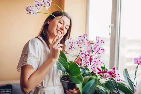Щаслива Жінка Насолоджується Цвітінням Білої Фаленопсисової Орхідеї Тримає Горщик Молода — стокове фото