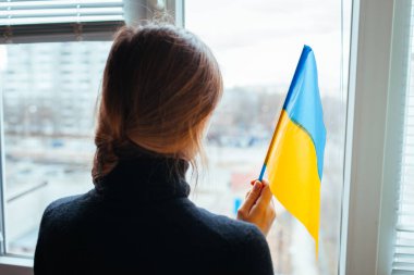 Rusya ile savaş sırasında Ukrayna 'nın sarı ve mavi bayrağını tutan kadın. Ukrayna 'da istila. 2022 Ukrayna Rus saldırısı. Vatanseverlik