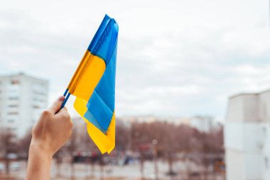 Rusya ile savaş sırasında Ukrayna 'nın sarı ve mavi bayrağını tutan kadın. Ukrayna 'da istila. 2022 Ukrayna Rus saldırısı. Vatanseverlik sembolü