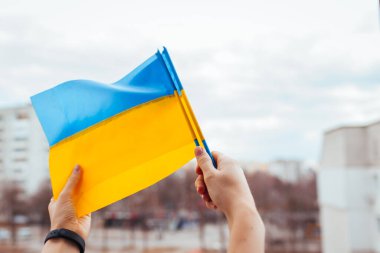 Rusya ile savaş sırasında Ukrayna 'nın sarı ve mavi bayrağını tutan kadın. Ukrayna 'da istila. 2022 Ukrayna Rus saldırısı. Vatanseverlik sembolü
