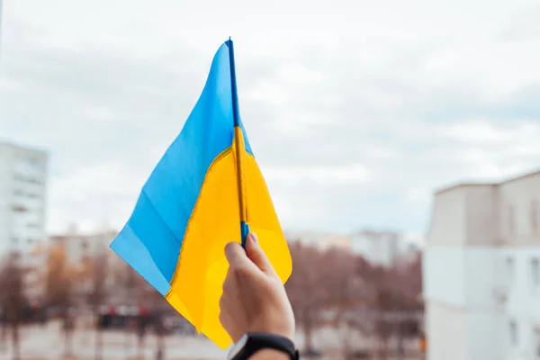 Женщина Жёлтым Синим Флагом Украины Время Войны Россией Вторжение Украину — стоковое фото