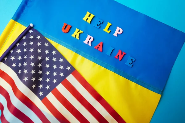 Помогите Украине. Украинские и американские флаги во время войны с Россией. Вторжение на Украину. Санкции против агрессора — стоковое фото