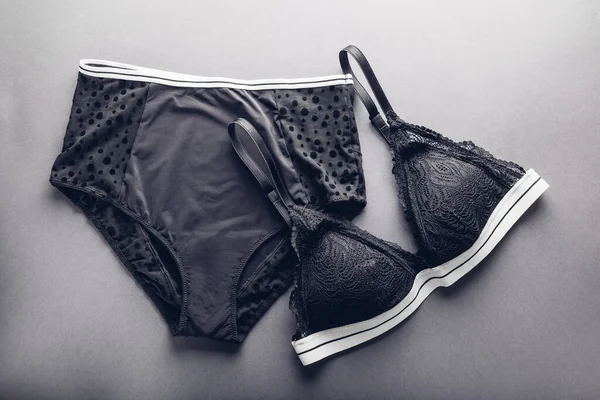 Conjunto de ropa interior de encaje femenino. Sujetador suave inalámbrico con bragas de cintura alta. Sexy ropa negra para mujeres — Foto de Stock