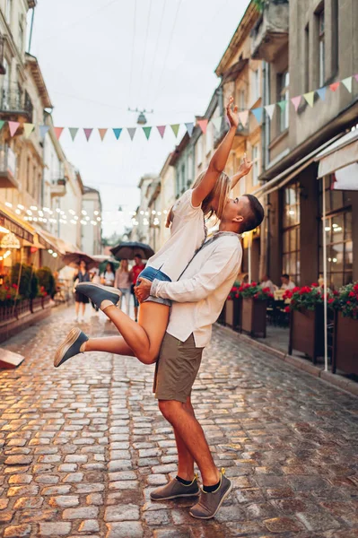 Casal Apaixonado Andando Velha Cidade Lviv Vestindo Camisas Tradicionais Ucranianas — Fotografia de Stock