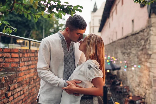 Couple Amoureux Marchant Dans Vieille Ville Lviv Portant Des Chemises — Photo