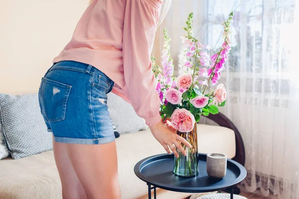 Mujer Pone Jarrón Con Ramo Flores Mesa Casa Arreglo Floral — Foto de Stock